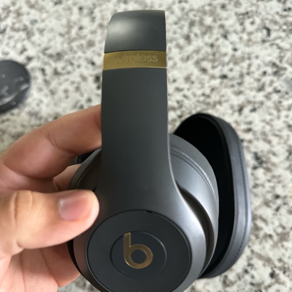 Beats Studio 3 grey and gold